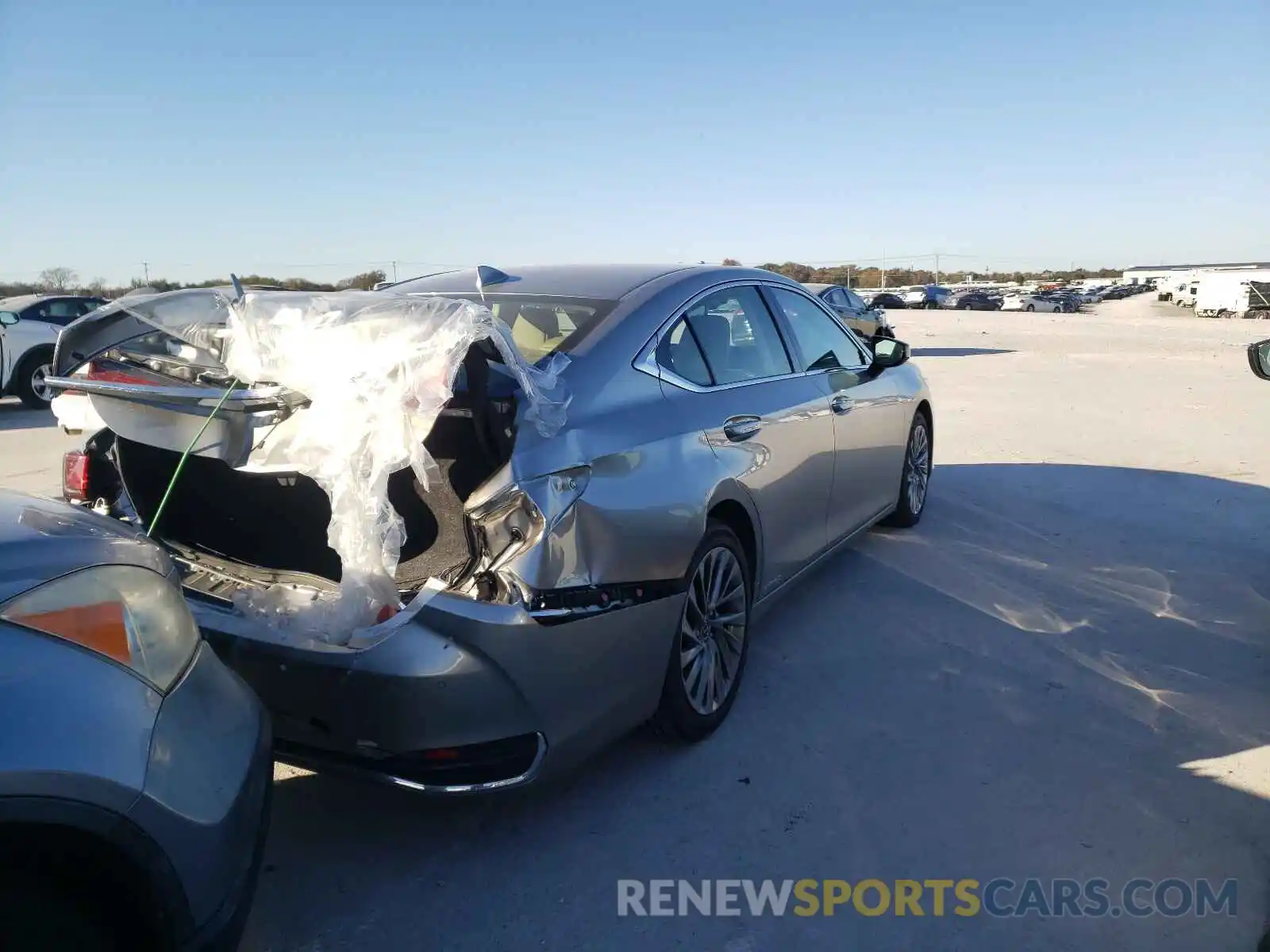 4 Photograph of a damaged car JTHB21B14K2002600 LEXUS ES300 2019