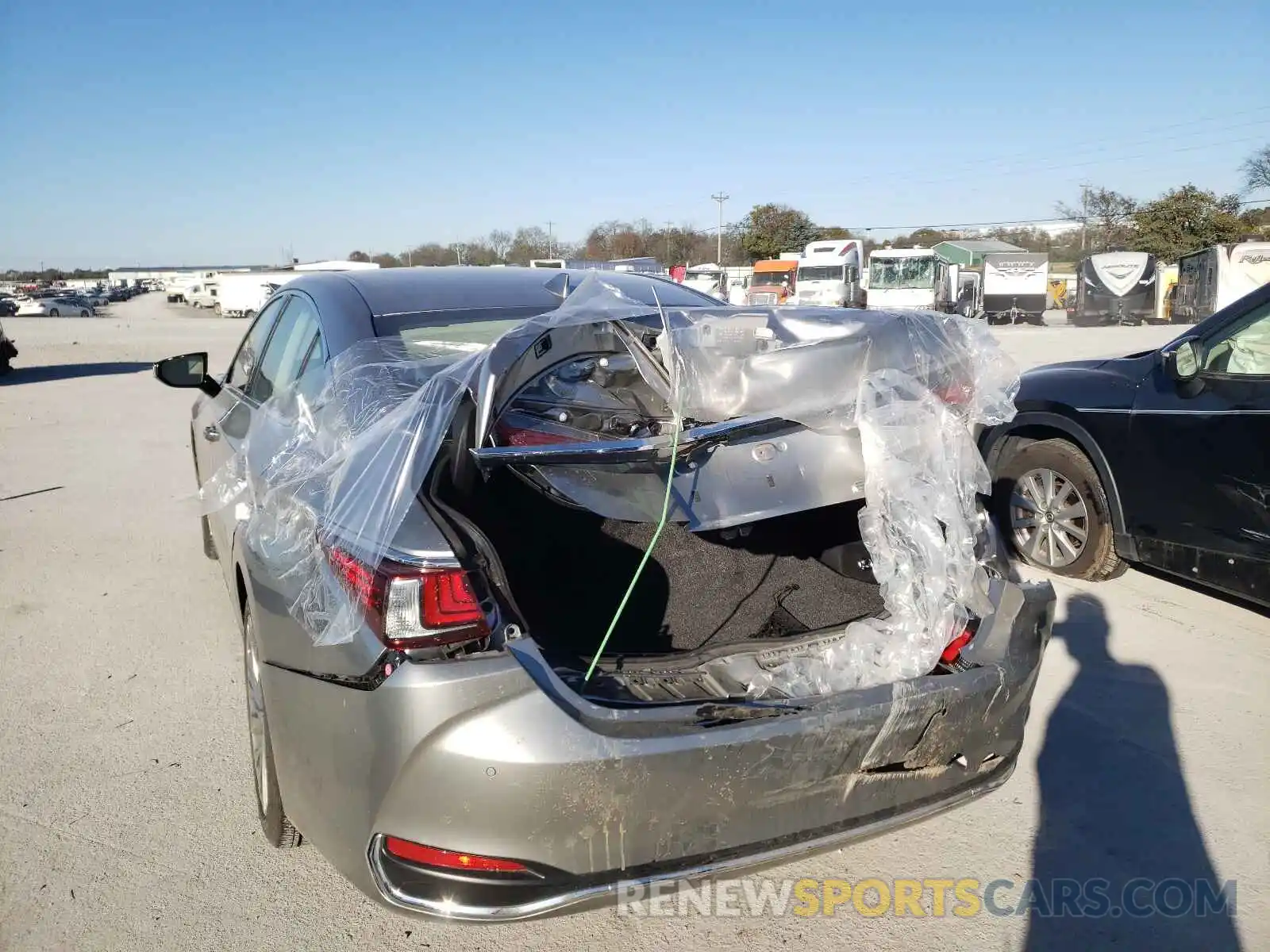 9 Photograph of a damaged car JTHB21B14K2002600 LEXUS ES300 2019