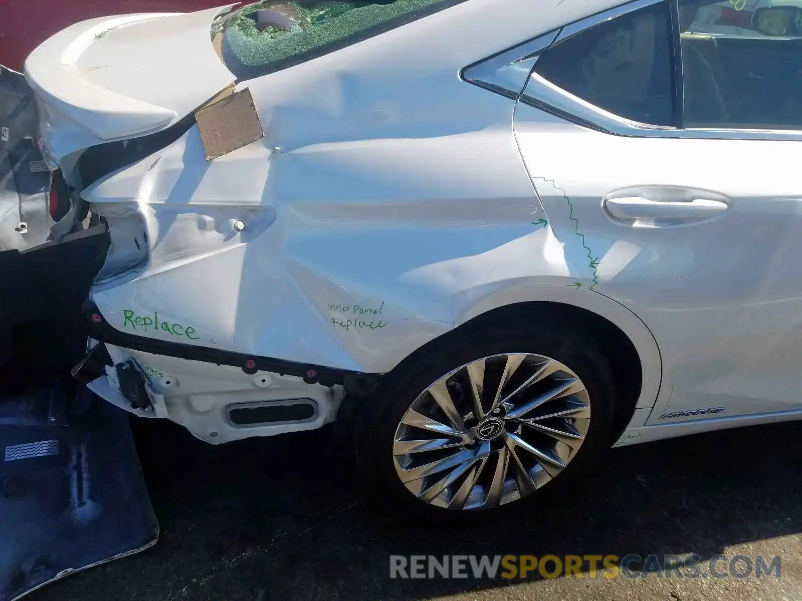 9 Photograph of a damaged car JTHB21B16K2000315 LEXUS ES300 2019