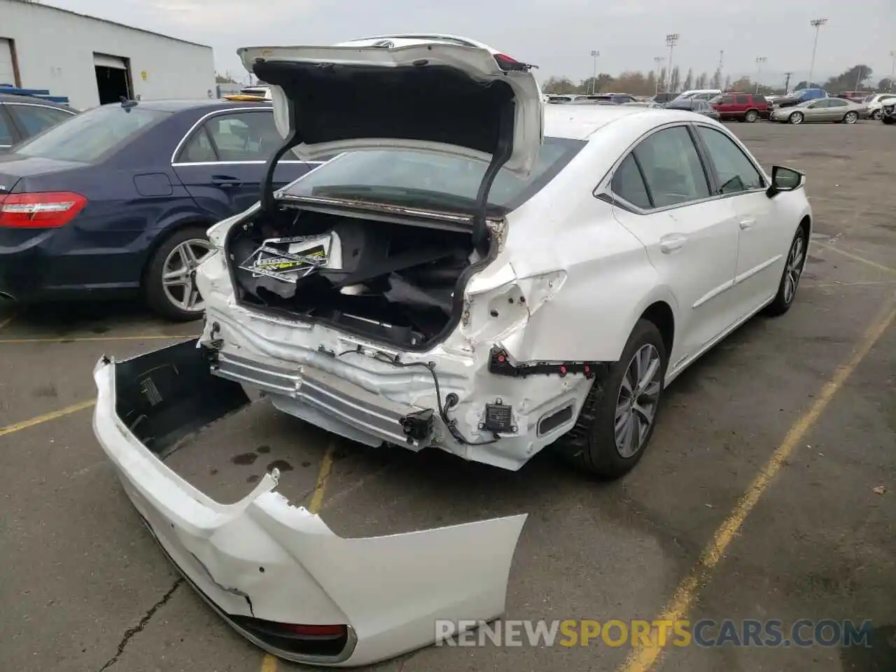 4 Photograph of a damaged car 58AD21B14LU004979 LEXUS ES300 2020