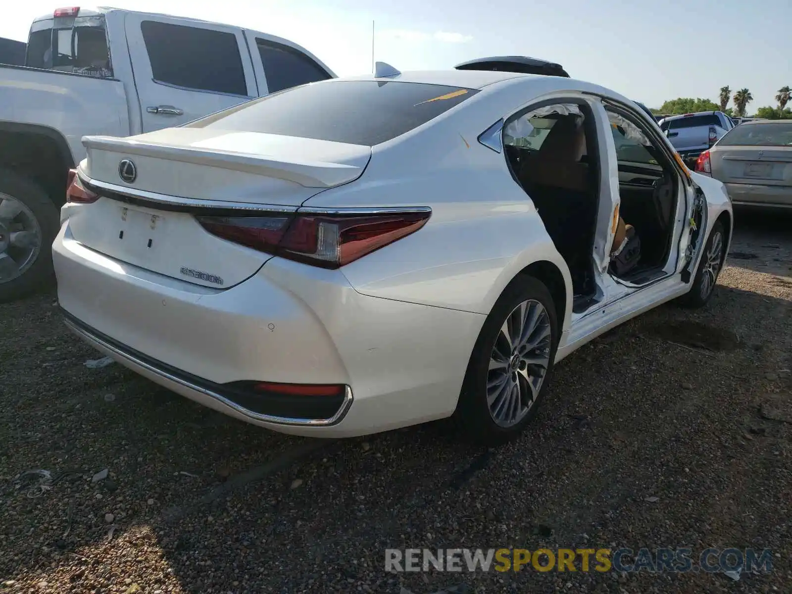 4 Photograph of a damaged car 58AD21B14LU006778 LEXUS ES300 2020