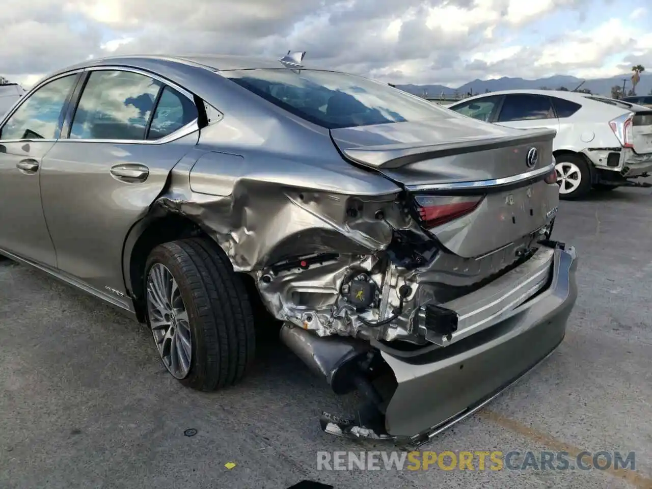 9 Photograph of a damaged car 58AD21B14LU011446 LEXUS ES300 2020