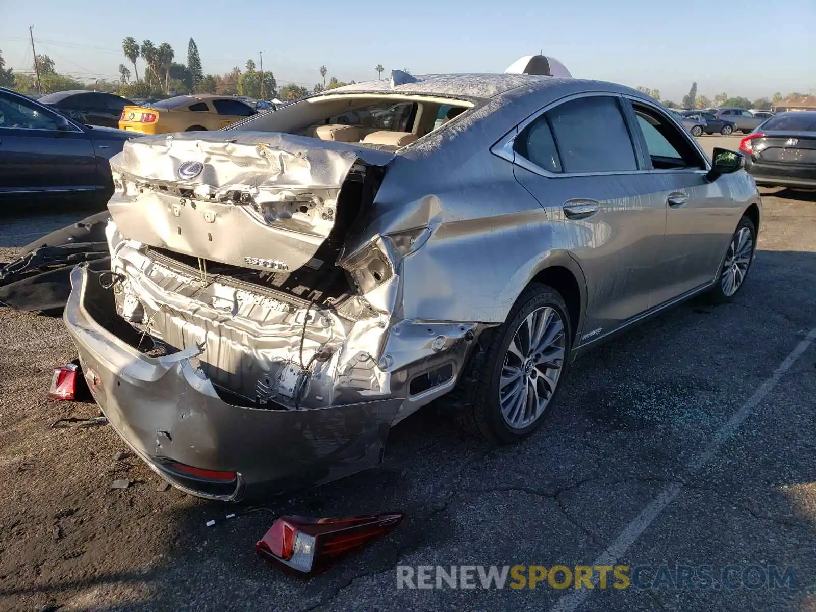 4 Photograph of a damaged car 58AD21B15LU012119 LEXUS ES300 2020