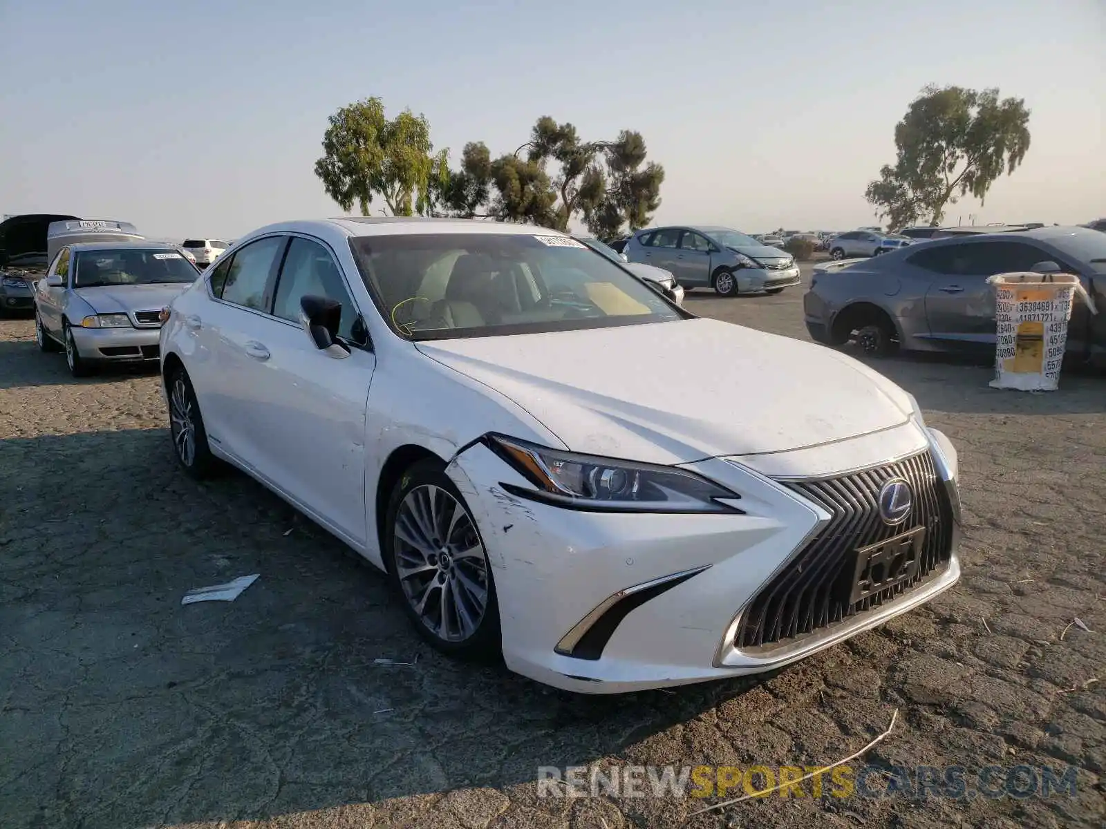 1 Photograph of a damaged car 58AD21B15LU012136 LEXUS ES300 2020