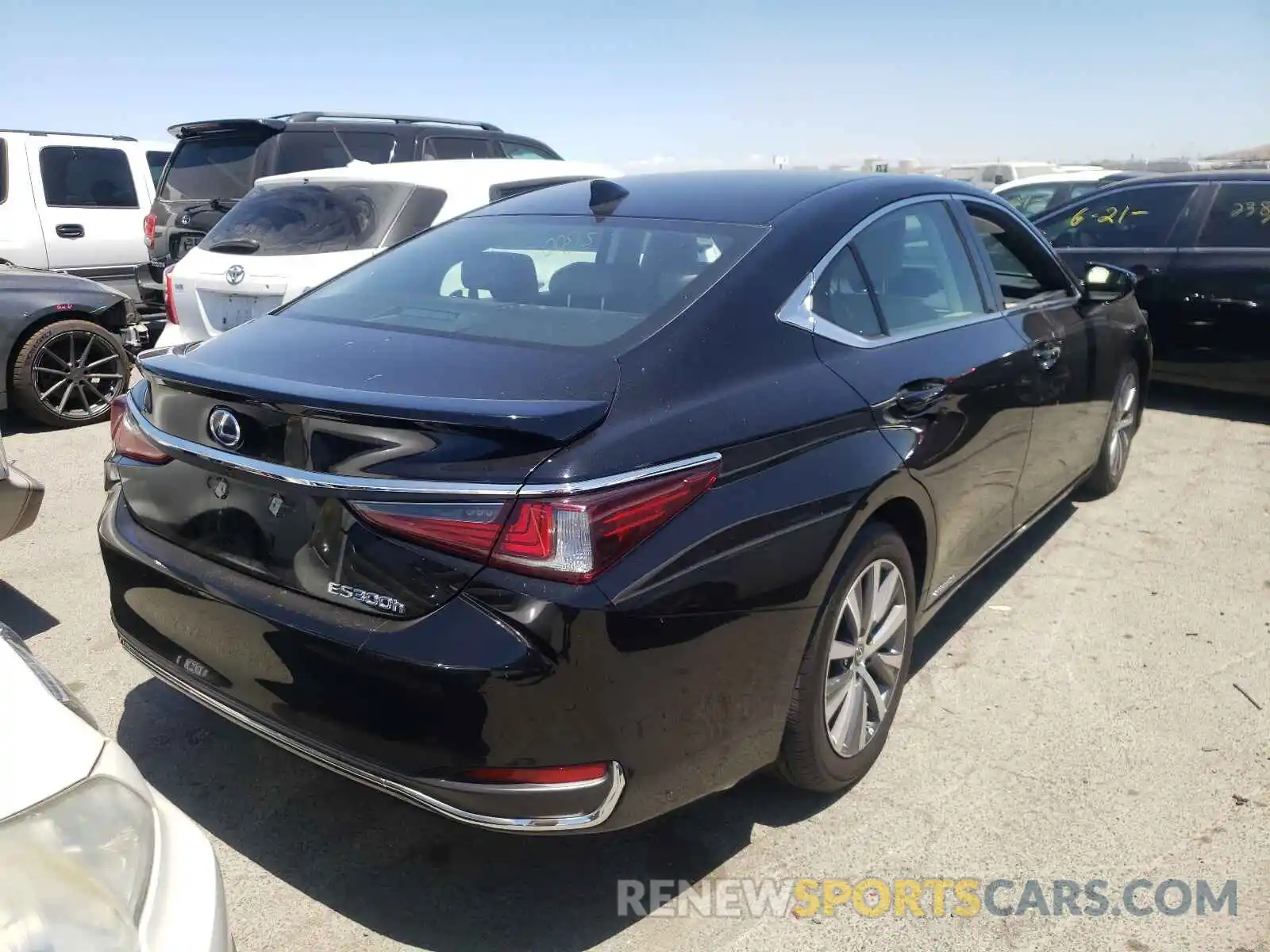 4 Photograph of a damaged car 58AD21B17LU004457 LEXUS ES300 2020