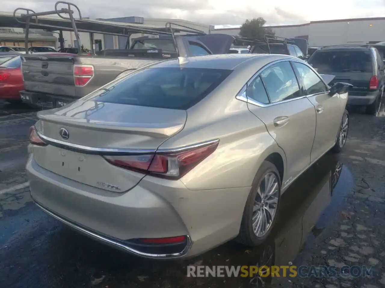 4 Photograph of a damaged car 58AD21B1XLU012102 LEXUS ES300 2020