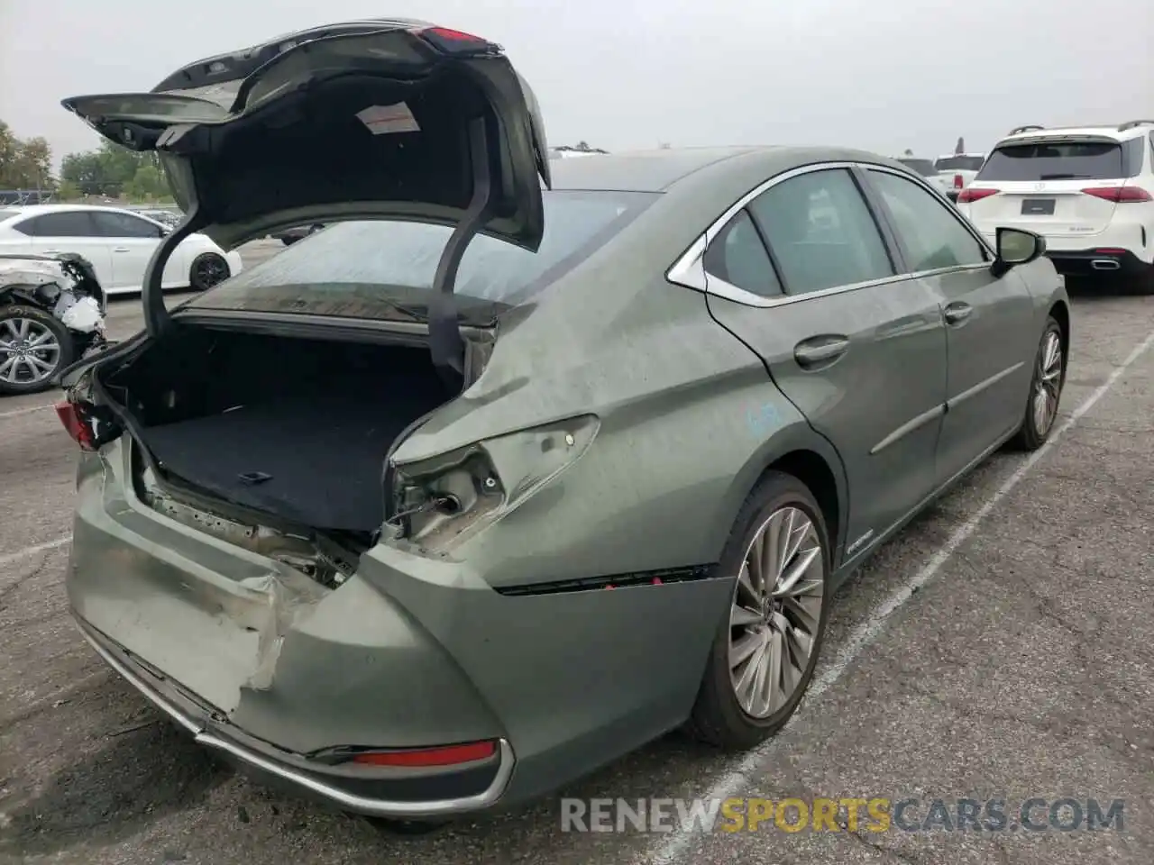 4 Photograph of a damaged car 58AE21B15LU007734 LEXUS ES300 2020