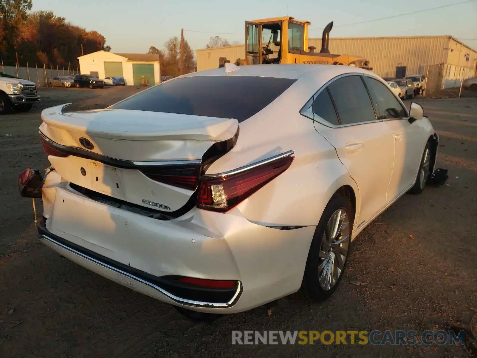 4 Photograph of a damaged car 58AE21B17LU011400 LEXUS ES300 2020