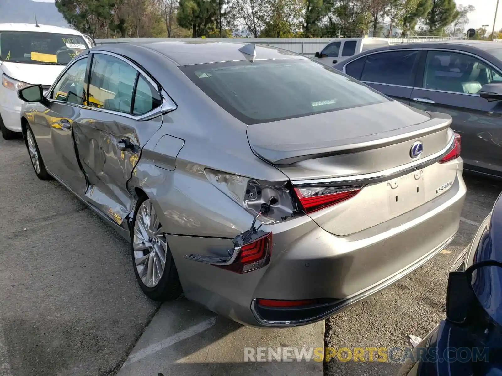 3 Photograph of a damaged car 58AE21B19LU006828 LEXUS ES300 2020