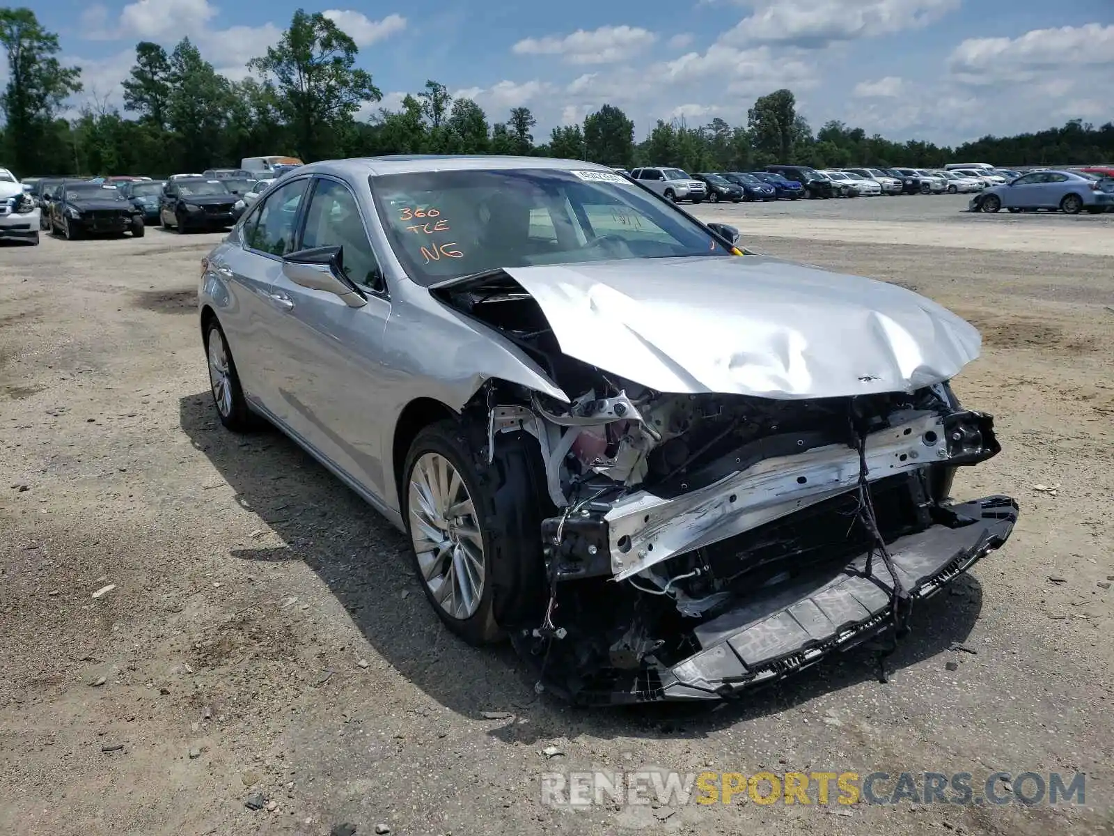 1 Photograph of a damaged car 58AF21B13LU011365 LEXUS ES300 2020