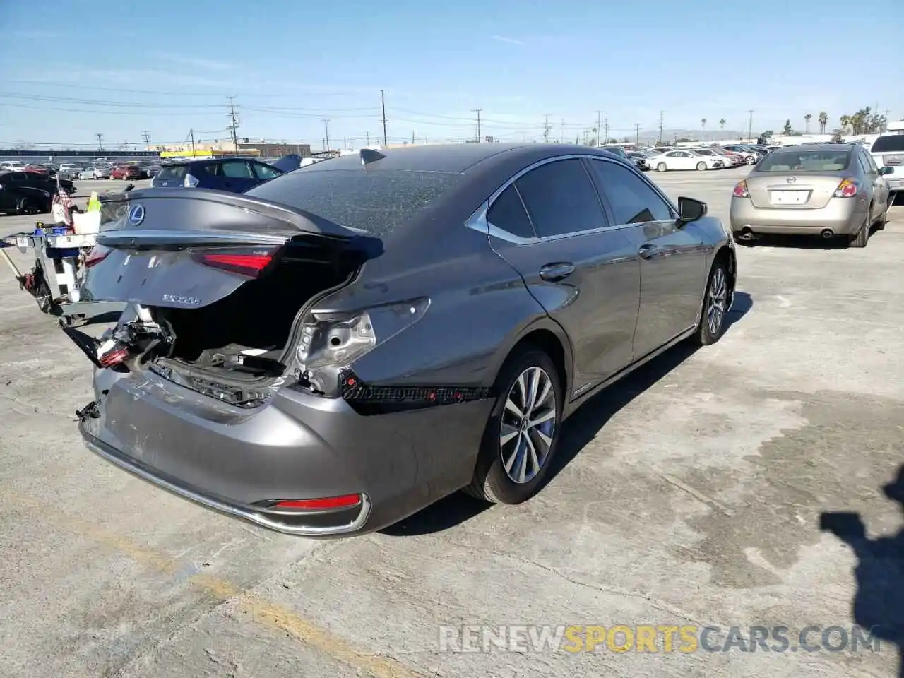 4 Photograph of a damaged car 58ACA1C14MU005998 LEXUS ES300 2021