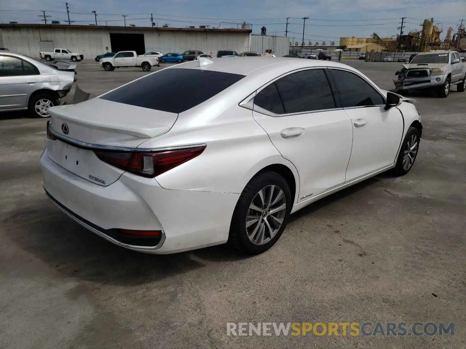 4 Photograph of a damaged car 58ACA1C16MU004917 LEXUS ES300 2021