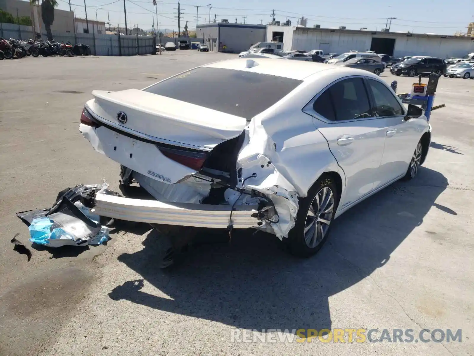 4 Photograph of a damaged car 58ACA1C18MU008032 LEXUS ES300 2021