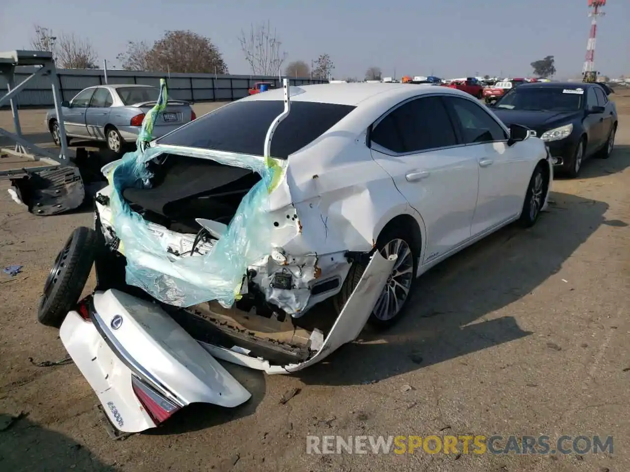 4 Photograph of a damaged car 58ADA1C10MU003654 LEXUS ES300 2021