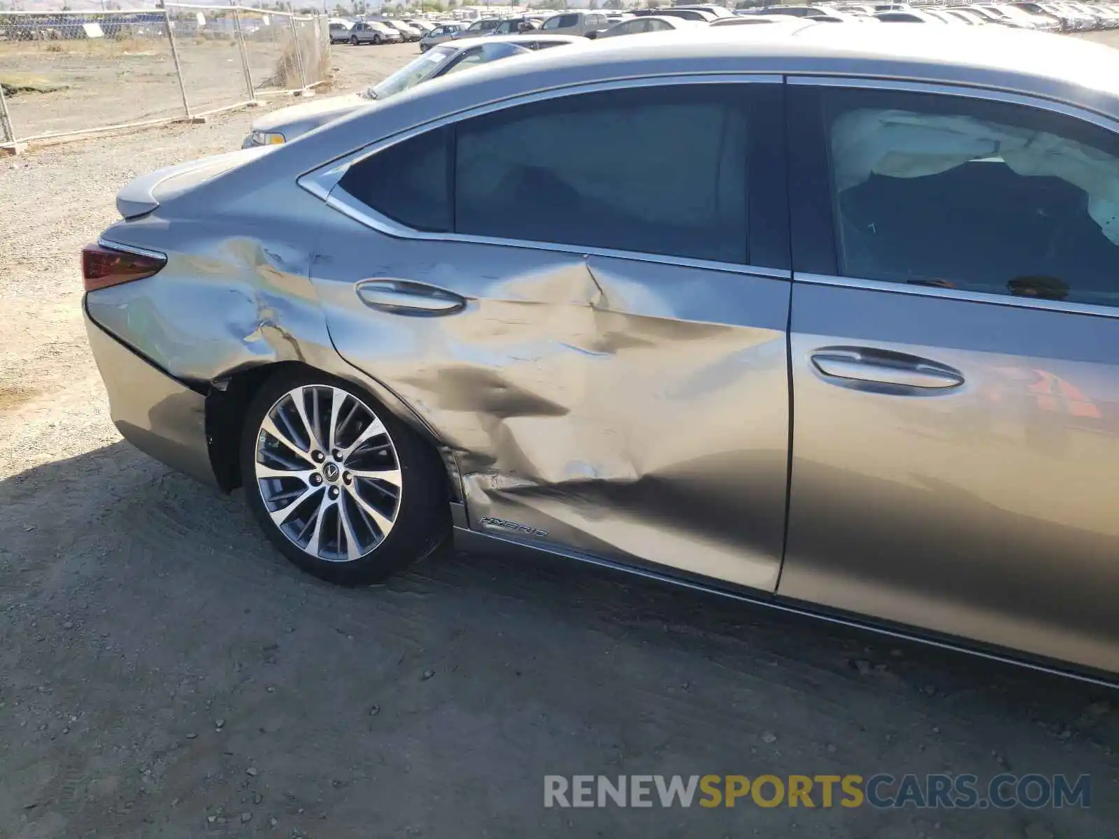 9 Photograph of a damaged car 58ADA1C11MU003680 LEXUS ES300 2021