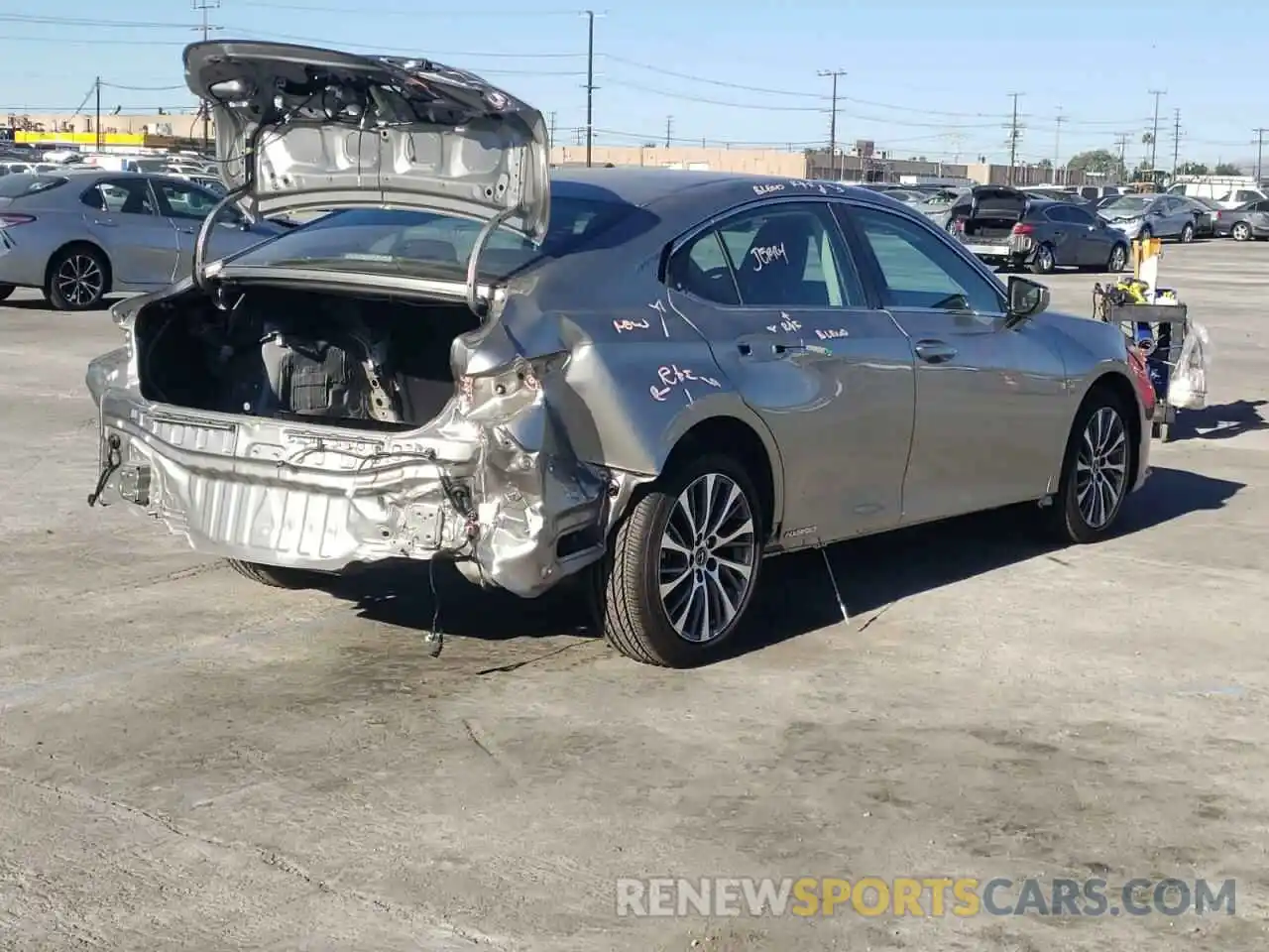 4 Photograph of a damaged car 58ADA1C11MU007356 LEXUS ES300 2021