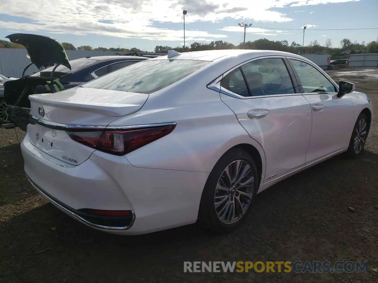 4 Photograph of a damaged car 58ADA1C12MU008287 LEXUS ES300 2021