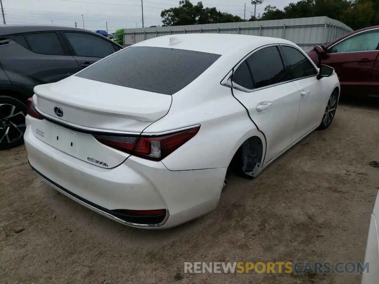 4 Photograph of a damaged car 58ADA1C14MU004600 LEXUS ES300 2021