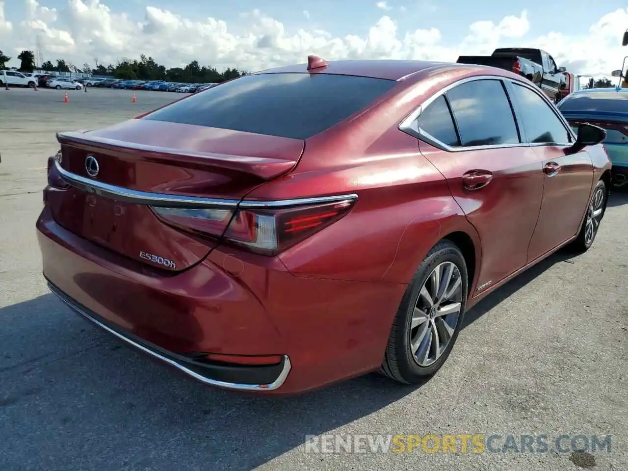 4 Photograph of a damaged car 58ADA1C16MU005053 LEXUS ES300 2021