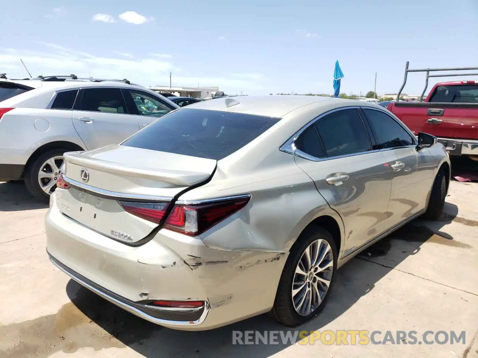 4 Photograph of a damaged car 58ADA1C16MU010463 LEXUS ES300 2021