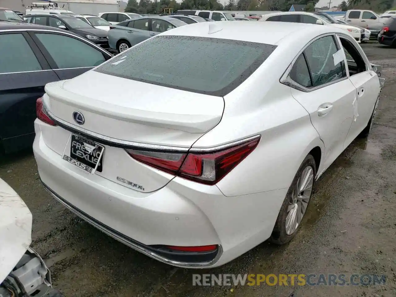 4 Photograph of a damaged car 58AEA1C12MU009847 LEXUS ES300 2021