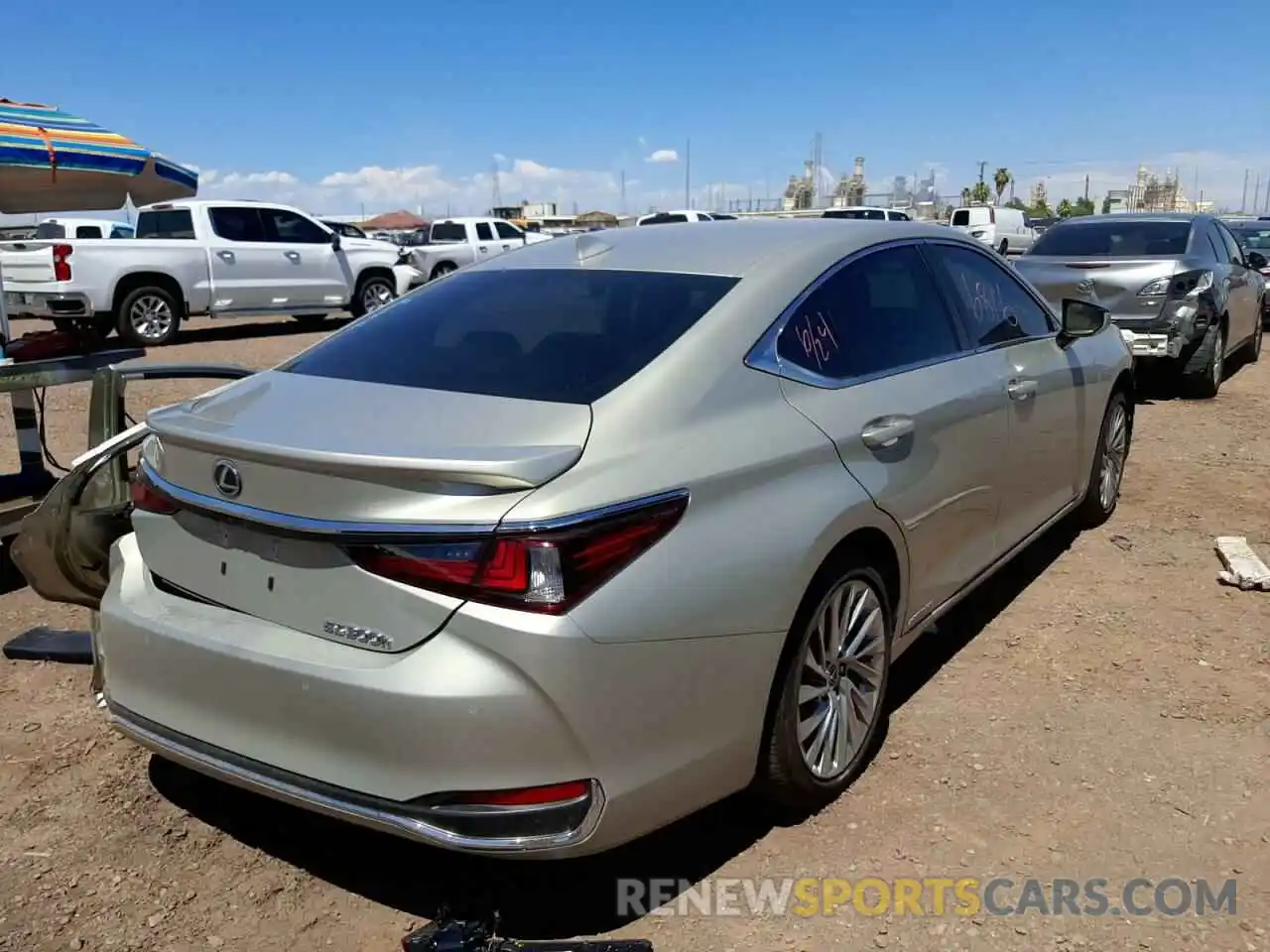 4 Photograph of a damaged car 58AEA1C16MU011200 LEXUS ES300 2021