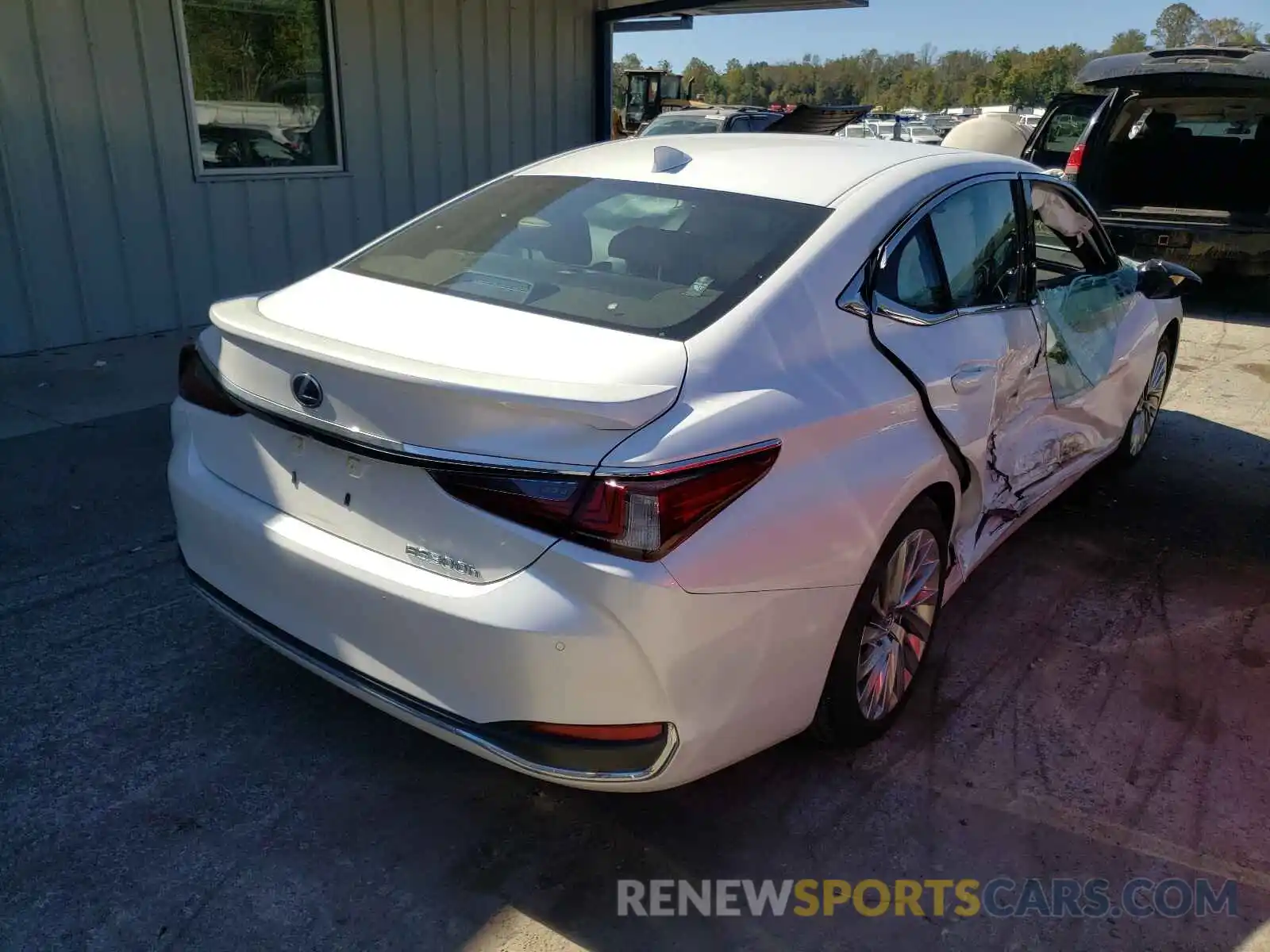 4 Photograph of a damaged car 58AFA1C13MU002278 LEXUS ES300 2021