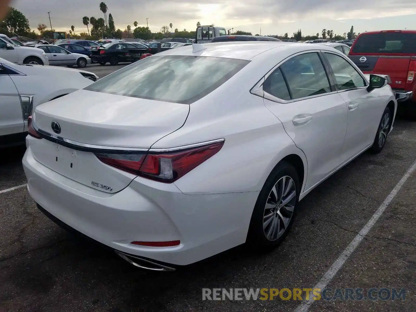 4 Photograph of a damaged car 58ABZ1B12KU030336 LEXUS ES350 2019