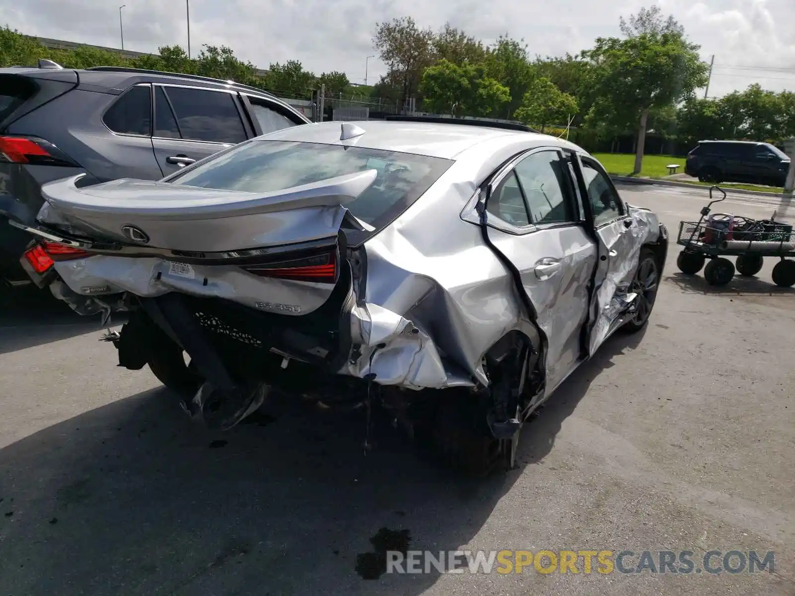 4 Photograph of a damaged car 58ABZ1B12KU041370 LEXUS ES350 2019