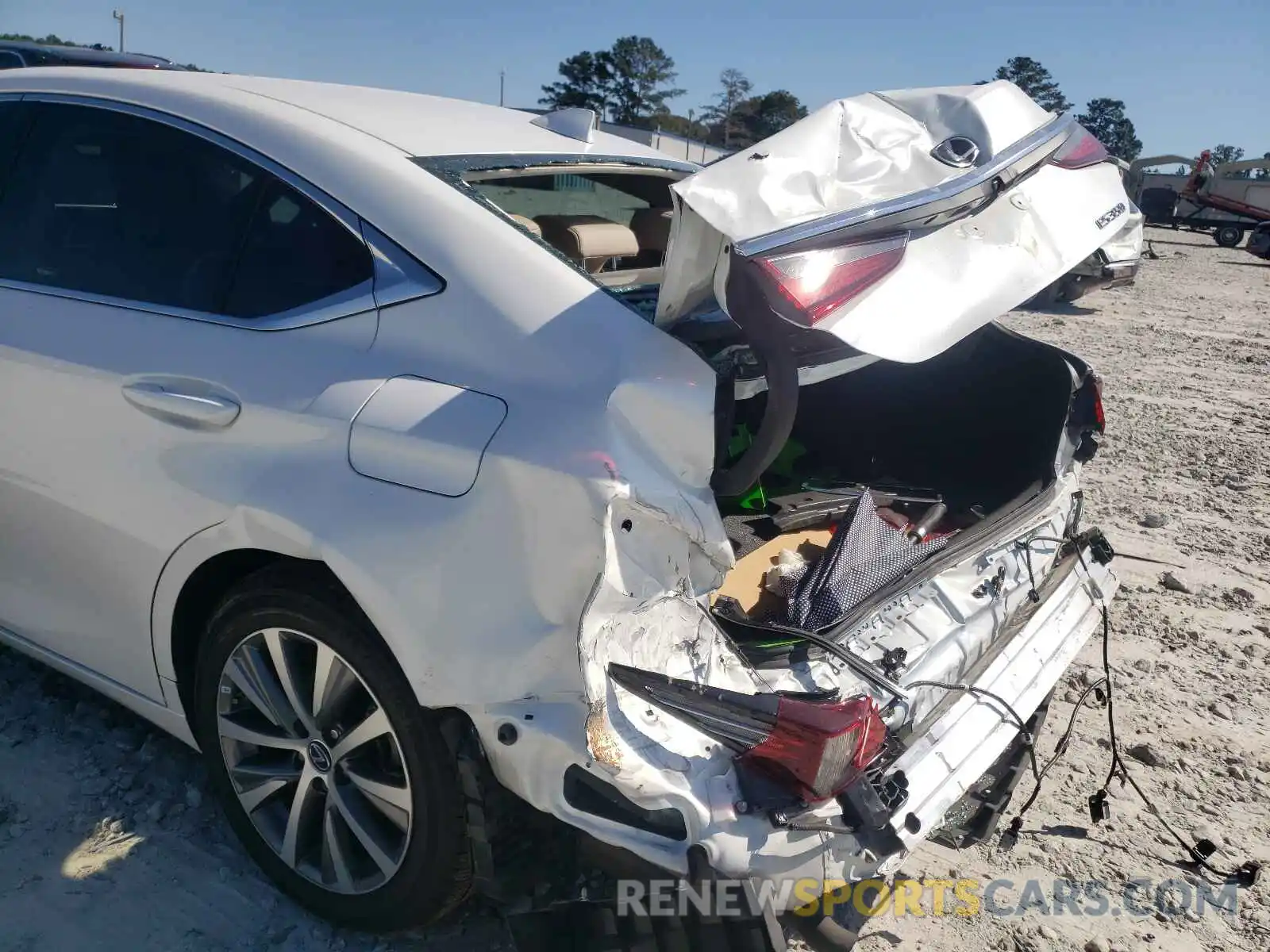 9 Photograph of a damaged car 58ABZ1B12KU050375 LEXUS ES350 2019