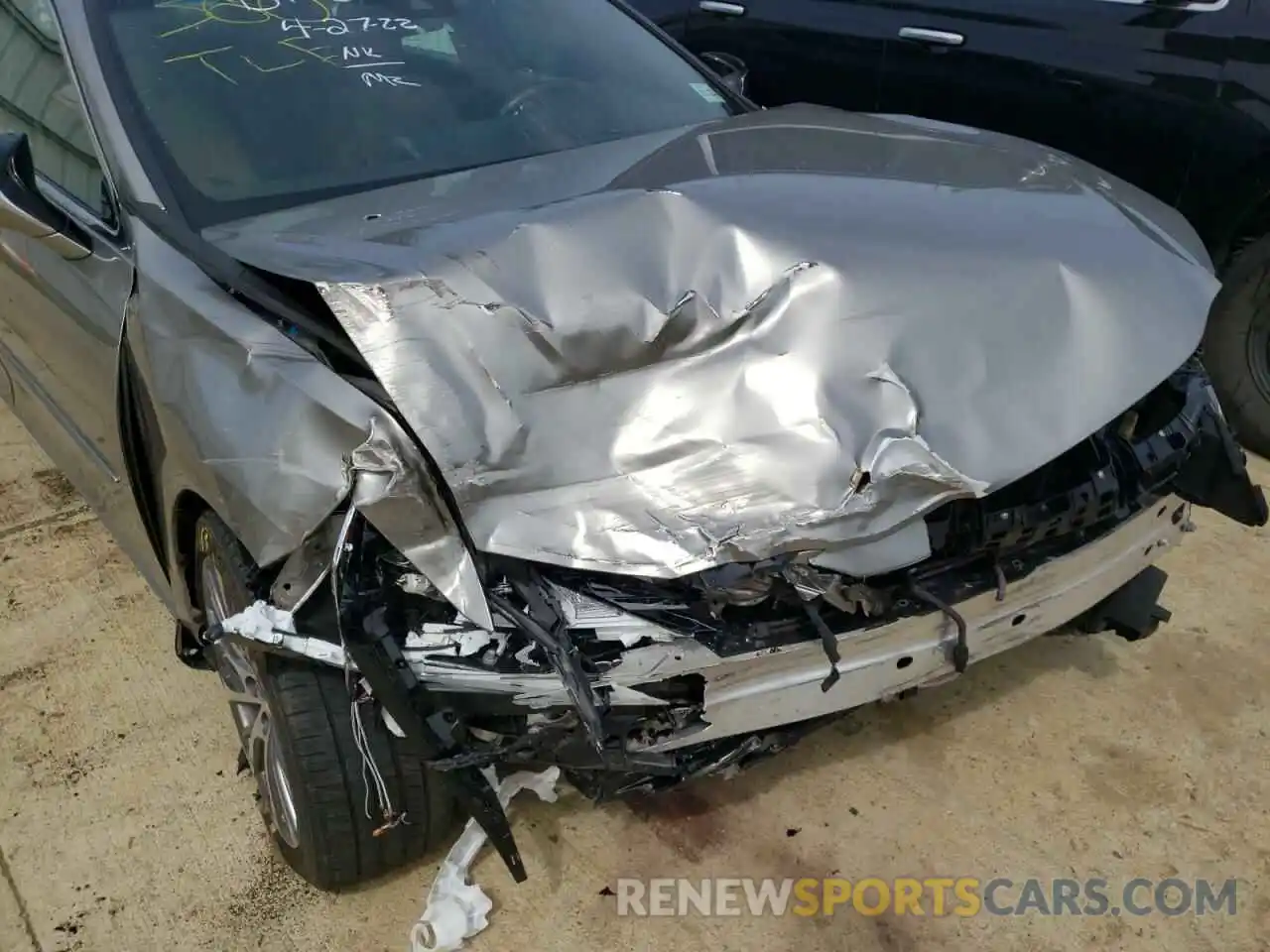 9 Photograph of a damaged car 58ABZ1B13KU008457 LEXUS ES350 2019