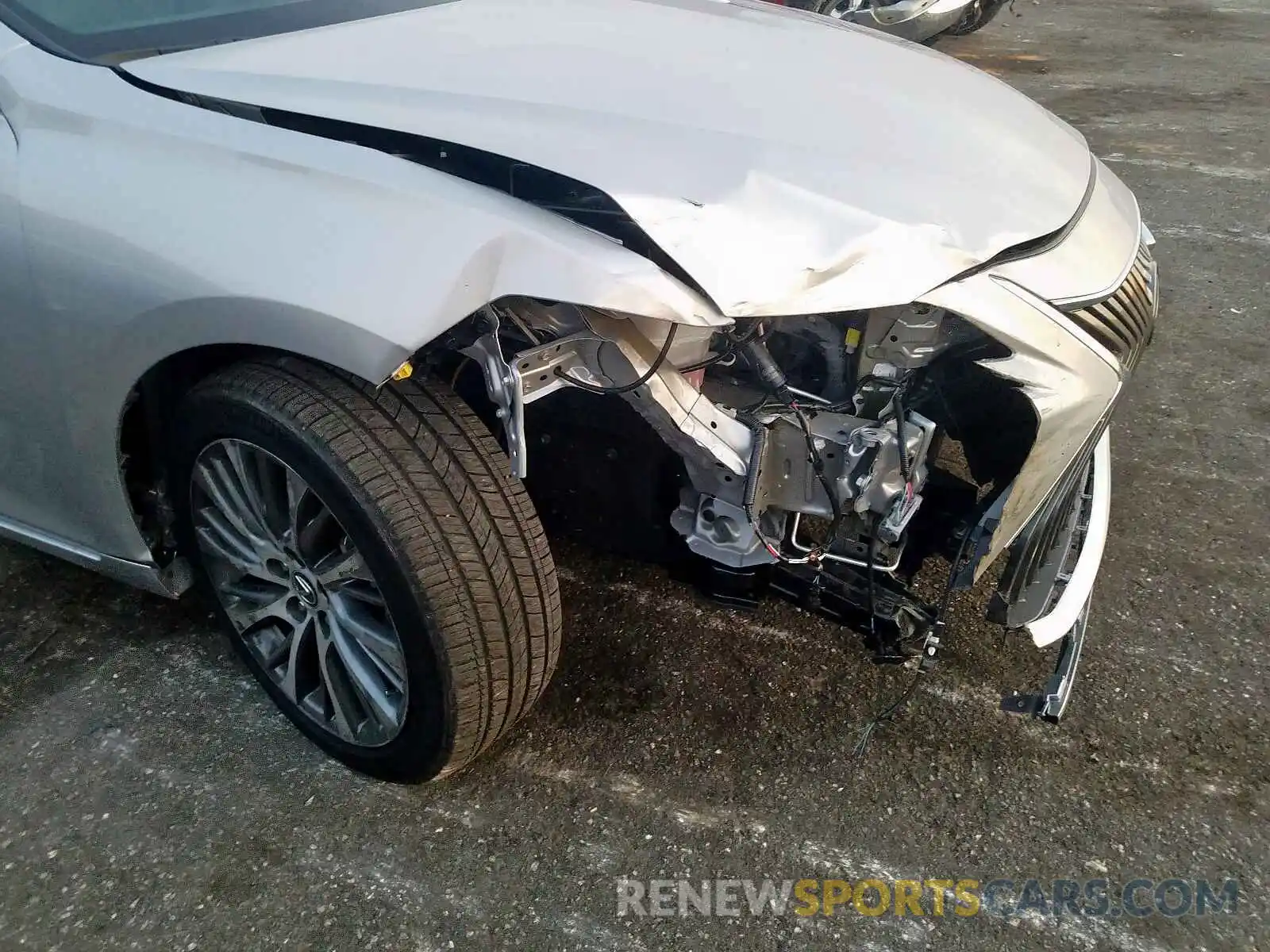 9 Photograph of a damaged car 58ABZ1B13KU018177 LEXUS ES350 2019