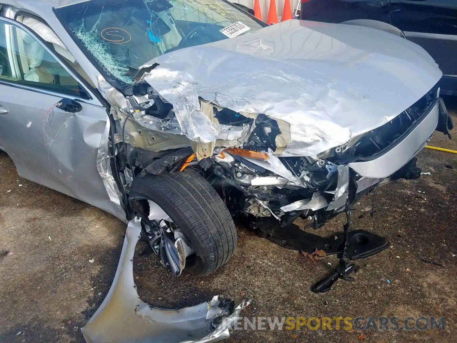 9 Photograph of a damaged car 58ABZ1B13KU020558 LEXUS ES350 2019