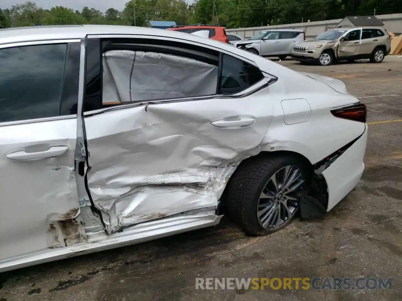 9 Photograph of a damaged car 58ABZ1B13KU033925 LEXUS ES350 2019