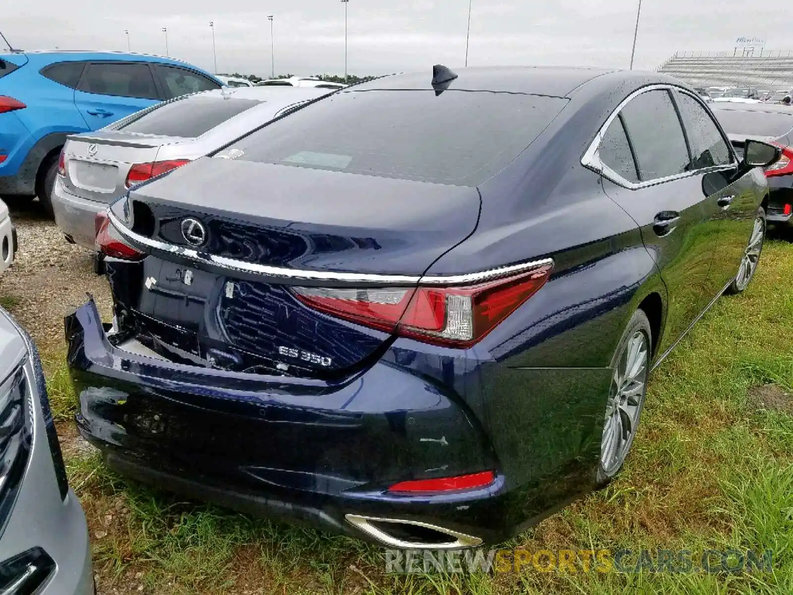 4 Photograph of a damaged car 58ABZ1B13KU041541 LEXUS ES350 2019