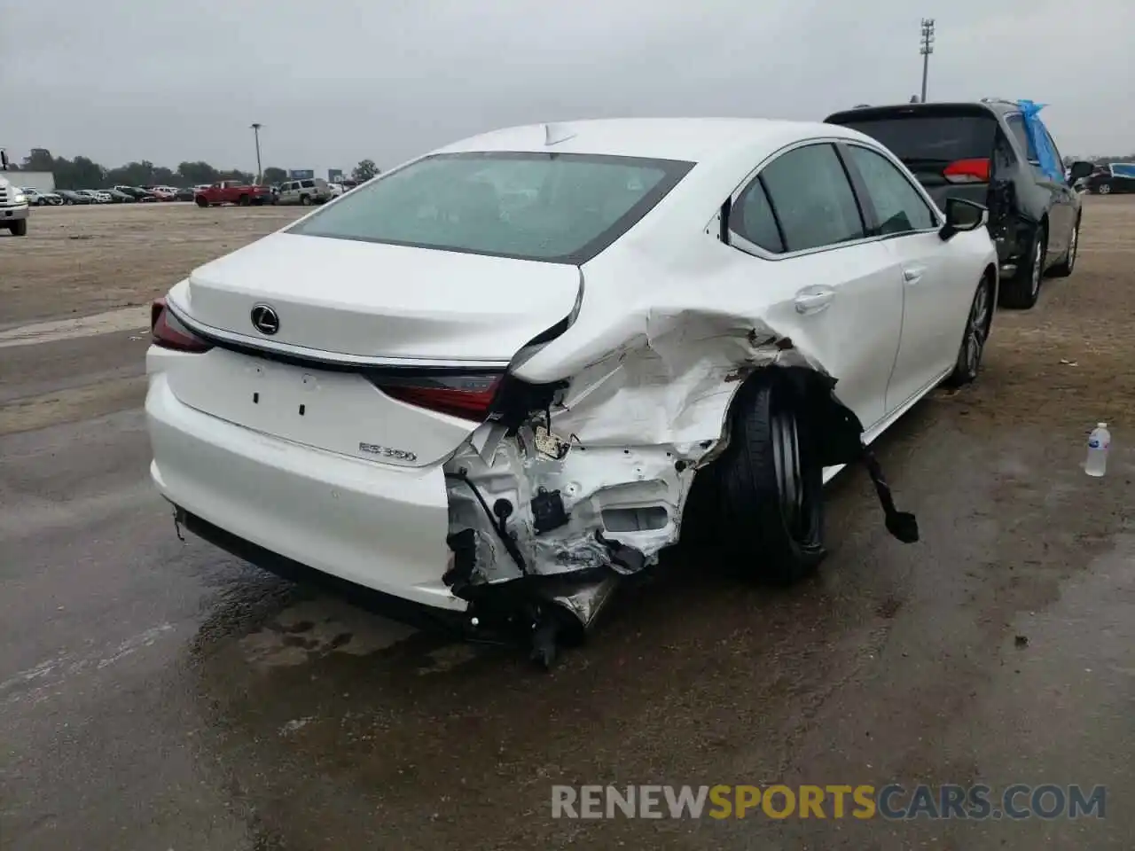 4 Photograph of a damaged car 58ABZ1B13KU045668 LEXUS ES350 2019