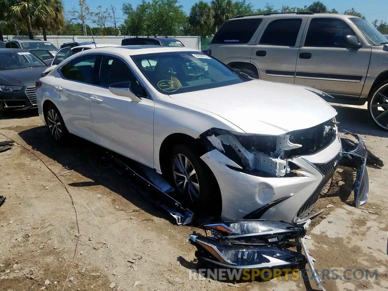 1 Photograph of a damaged car 58ABZ1B14KU030161 LEXUS ES350 2019