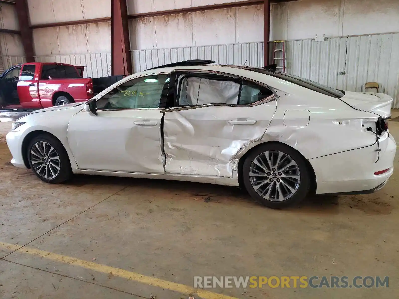 9 Photograph of a damaged car 58ABZ1B15KU008976 LEXUS ES350 2019