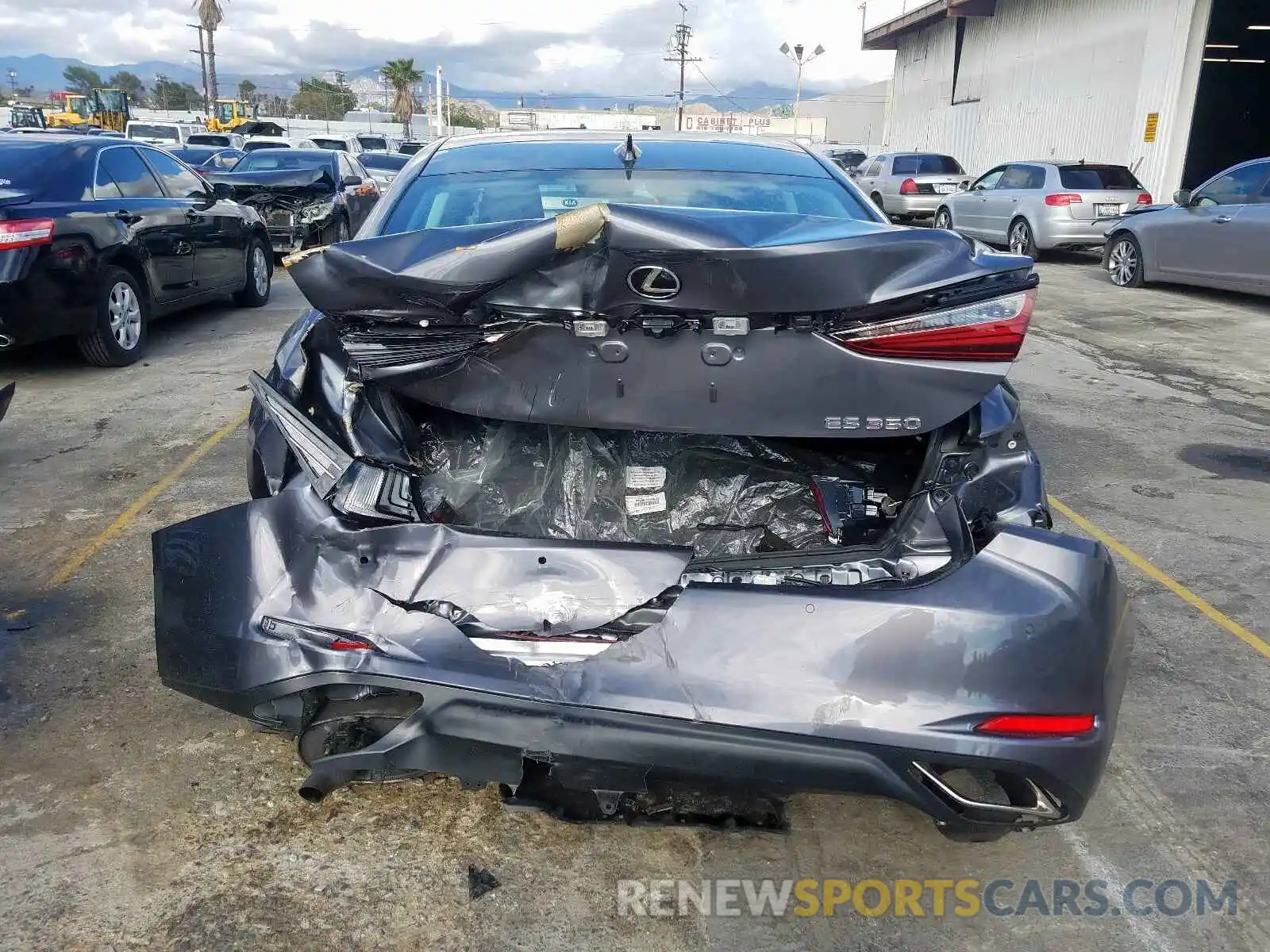 9 Photograph of a damaged car 58ABZ1B15KU019802 LEXUS ES350 2019