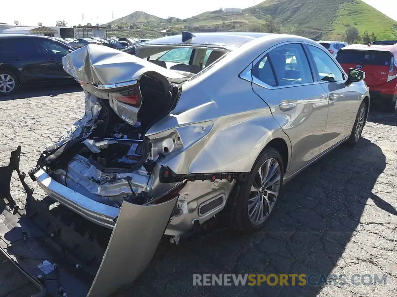 4 Photograph of a damaged car 58ABZ1B15KU031352 LEXUS ES350 2019