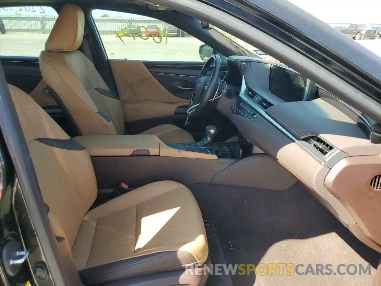 5 Photograph of a damaged car 58ABZ1B15KU031478 LEXUS ES350 2019