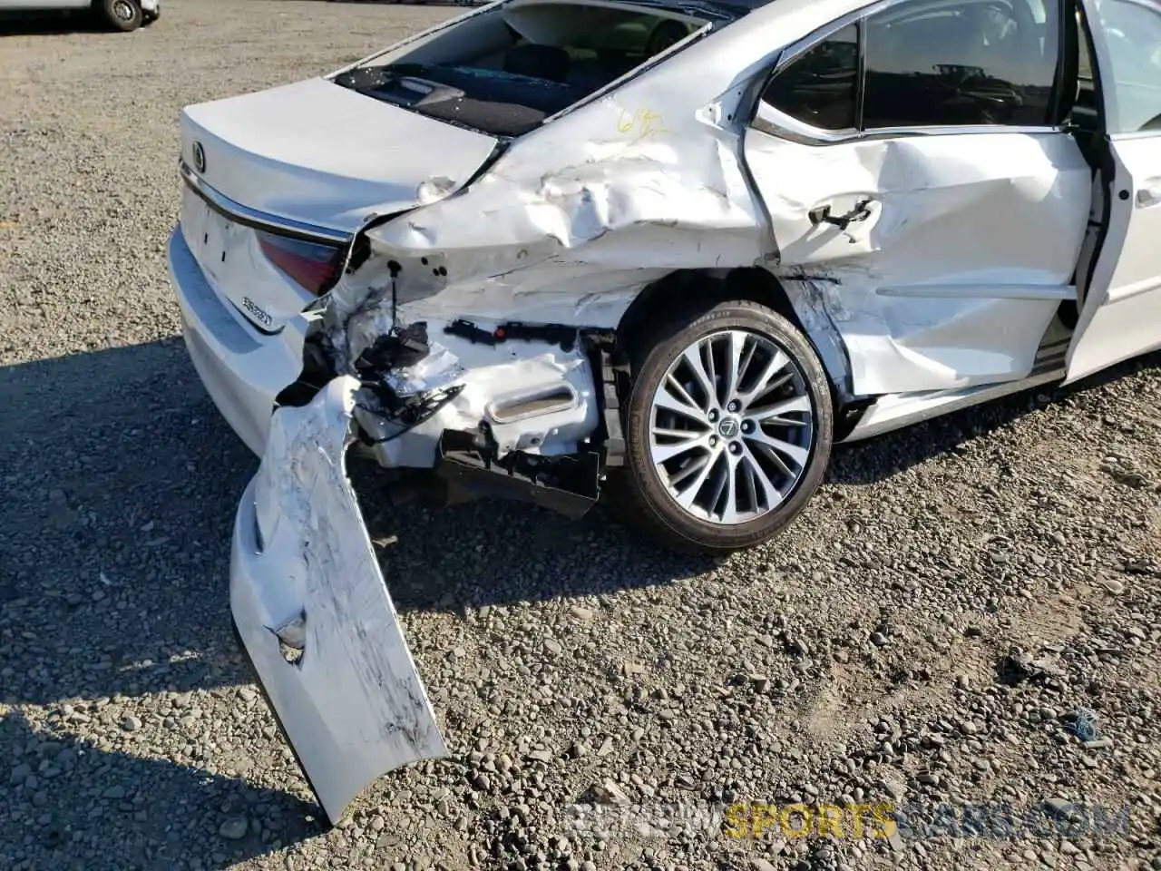 9 Photograph of a damaged car 58ABZ1B15KU033425 LEXUS ES350 2019