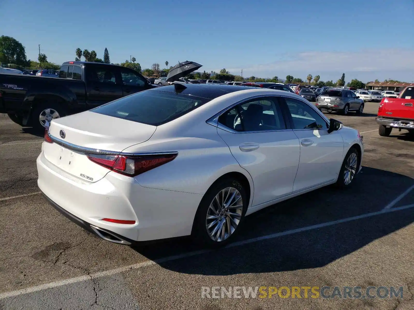 4 Photograph of a damaged car 58ABZ1B15KU035059 LEXUS ES350 2019