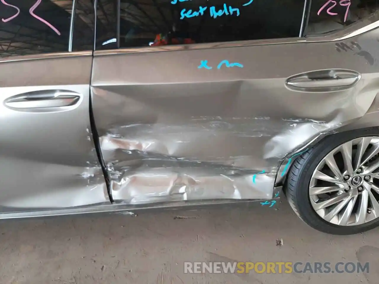 9 Photograph of a damaged car 58ABZ1B15KU037815 LEXUS ES350 2019