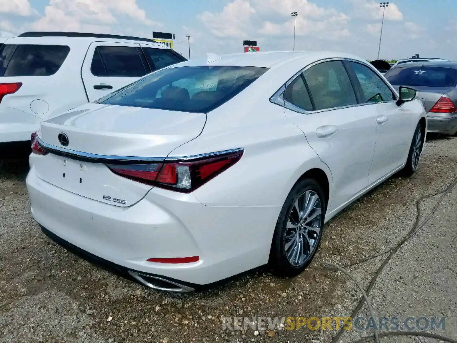 4 Photograph of a damaged car 58ABZ1B16KU004208 LEXUS ES350 2019