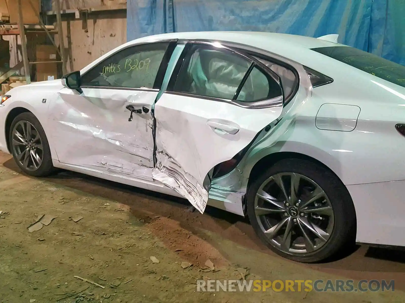 9 Photograph of a damaged car 58ABZ1B16KU004578 LEXUS ES350 2019