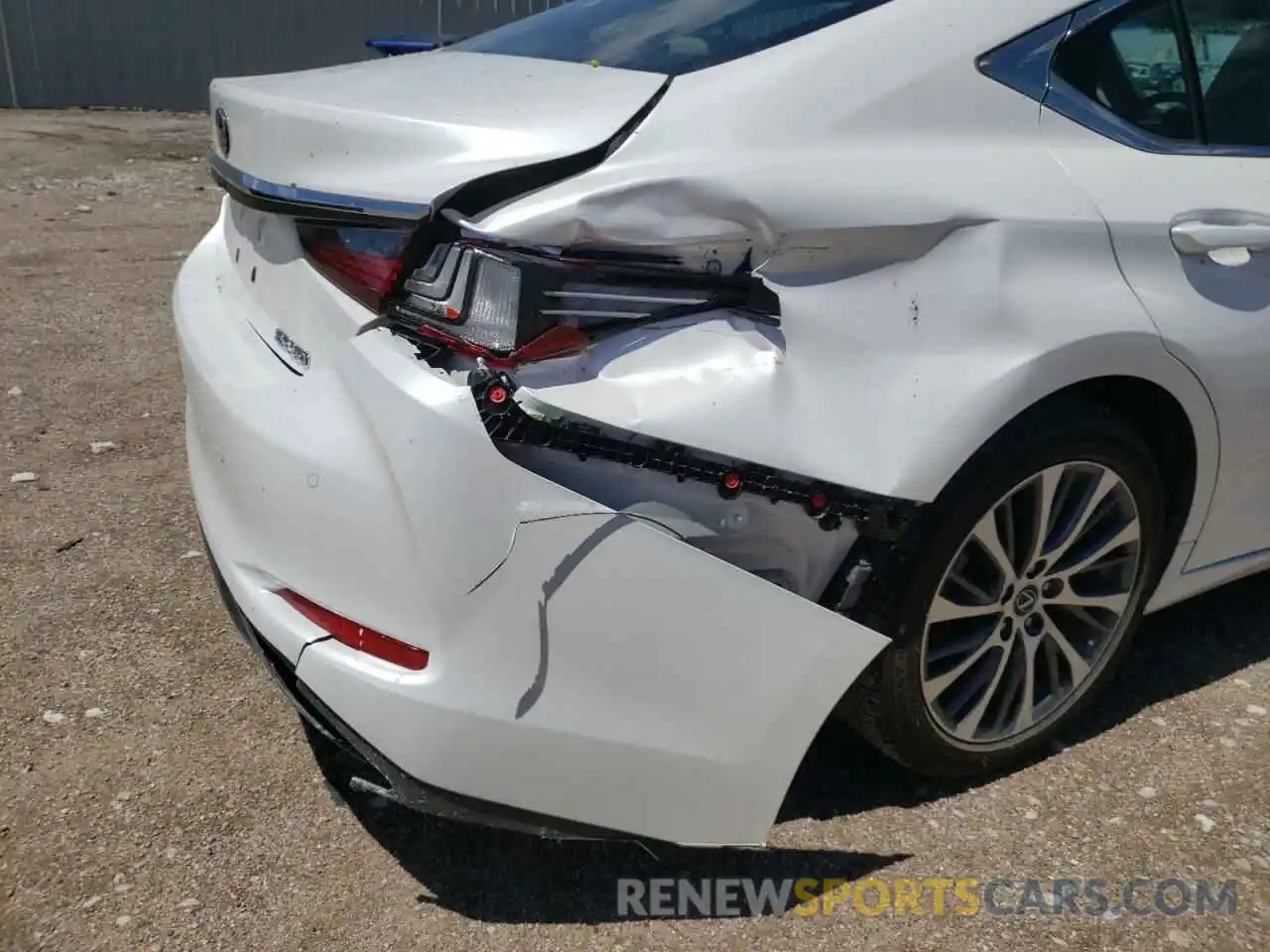 9 Photograph of a damaged car 58ABZ1B16KU007612 LEXUS ES350 2019