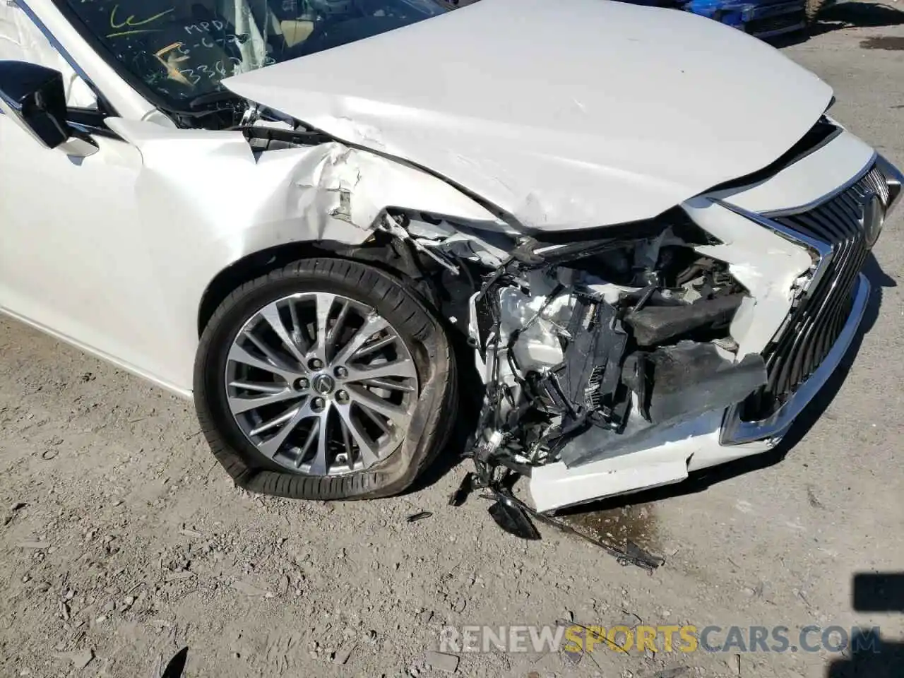 9 Photograph of a damaged car 58ABZ1B16KU028301 LEXUS ES350 2019