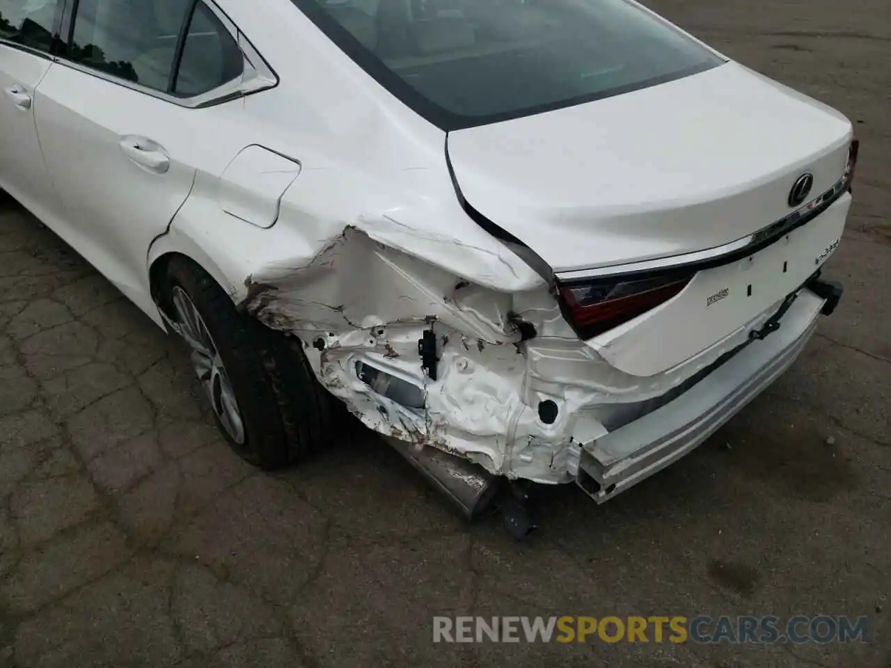 9 Photograph of a damaged car 58ABZ1B16KU031490 LEXUS ES350 2019