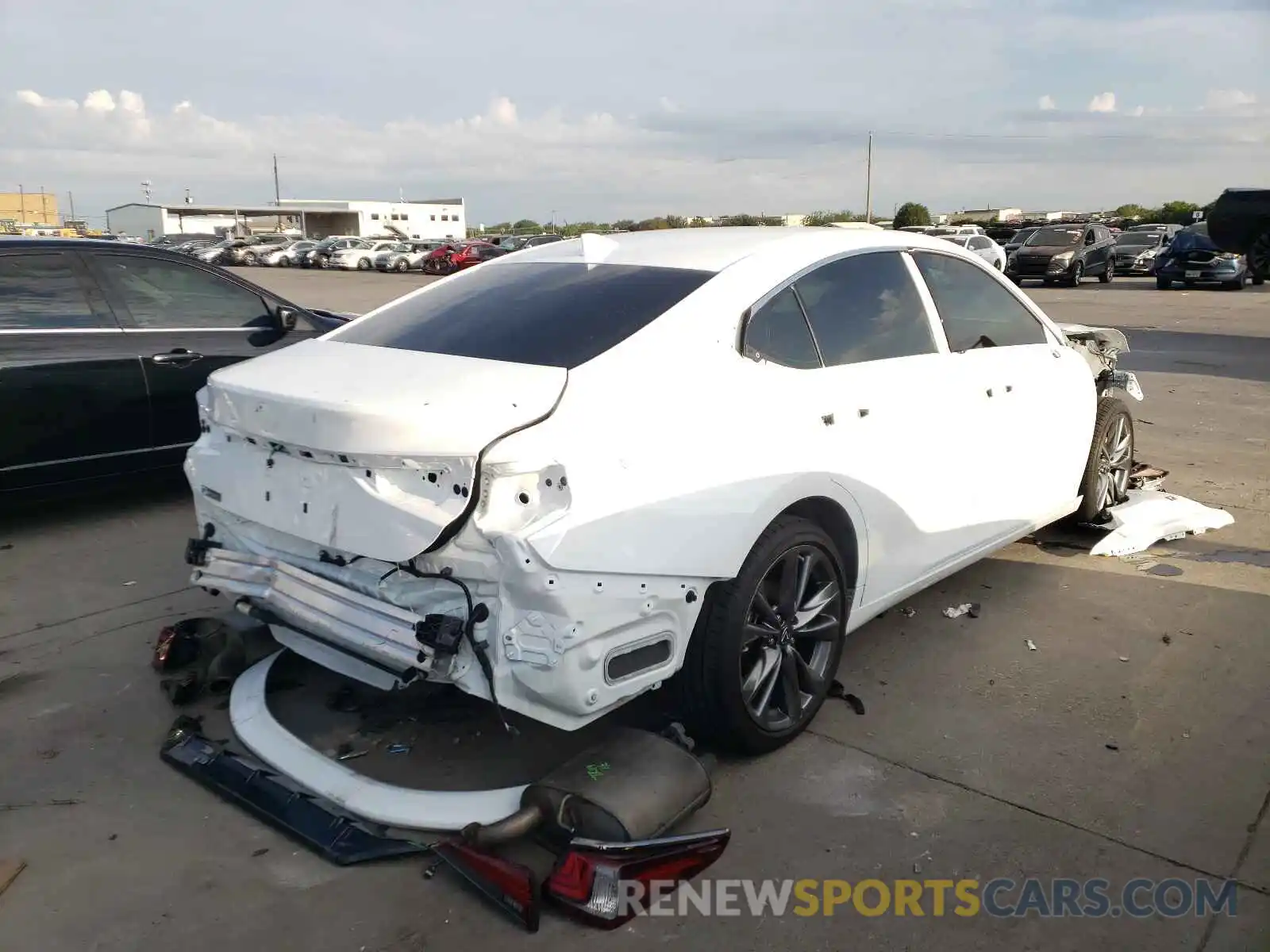 4 Photograph of a damaged car 58ABZ1B17KU001267 LEXUS ES350 2019